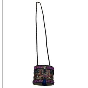 Gorgeous one of a kind beaded crossbody box handbag perfect for any occasion GUC